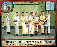 Un medico che esegue chirurgia addominale a Santa Inpellizzeri il 21 agosto 1929. Un medico sostiene la testa, mentre molti altri osservare. Un infermiere a sinistra si rimuove una bottiglia da uno scaffale, mentre un altro medico in possesso di un bacino nelle sue mani. "Miracolo fatto di Santa Matta a Impellizzeri Santa il 21 agosto 1929." Olio su stagno. Cortesia Giuseppe Maimone Editore, Catania e Mario Alberghina.