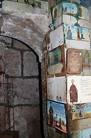 Retablos visualizzata all'interno di una chiesa in Real de Catorce, in Messico. Cortesia Kila Phillips.