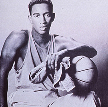 Retrato de un hombre afroamericano con una pelota de básquetbol